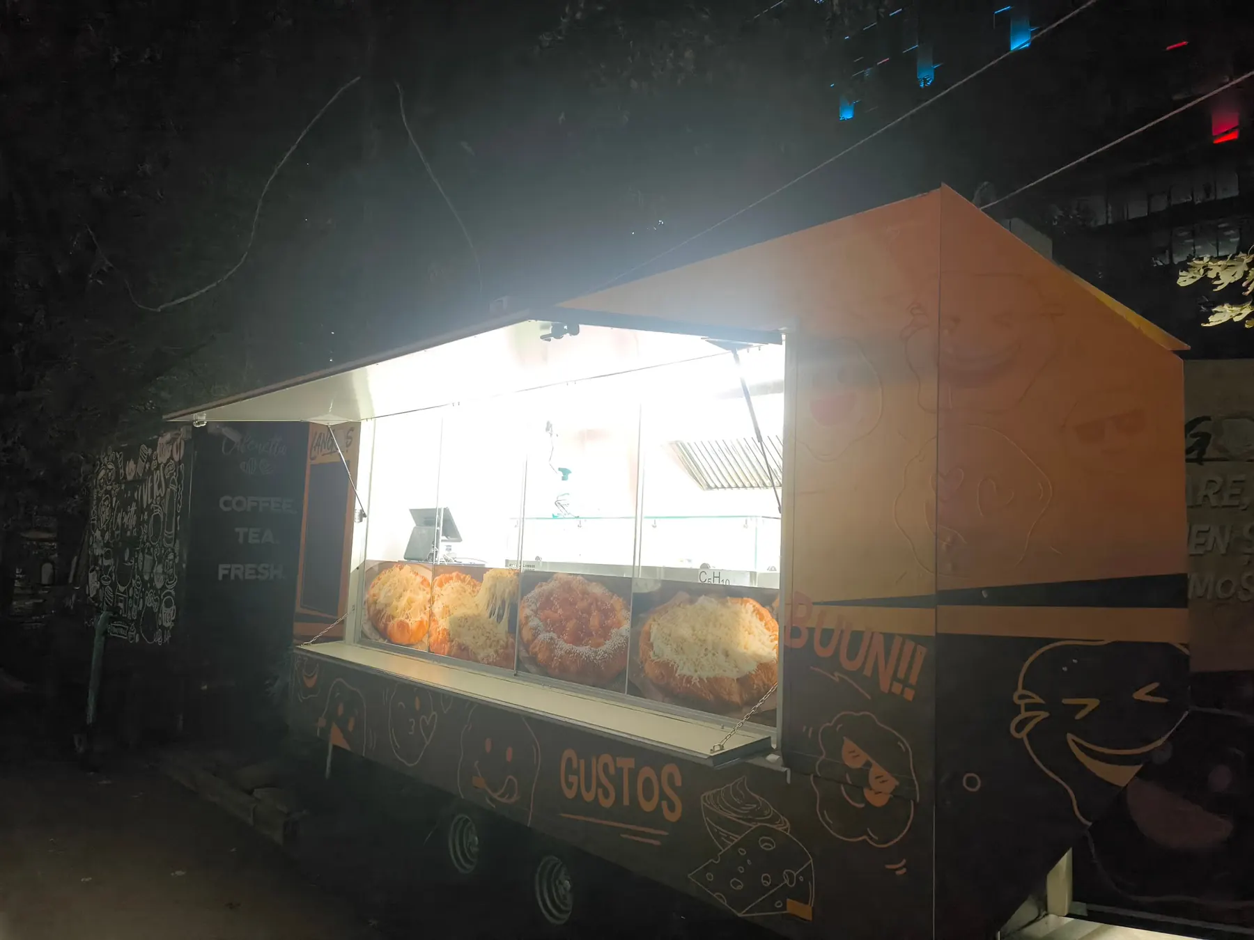 Food truck-ul Langoș luminat, seara