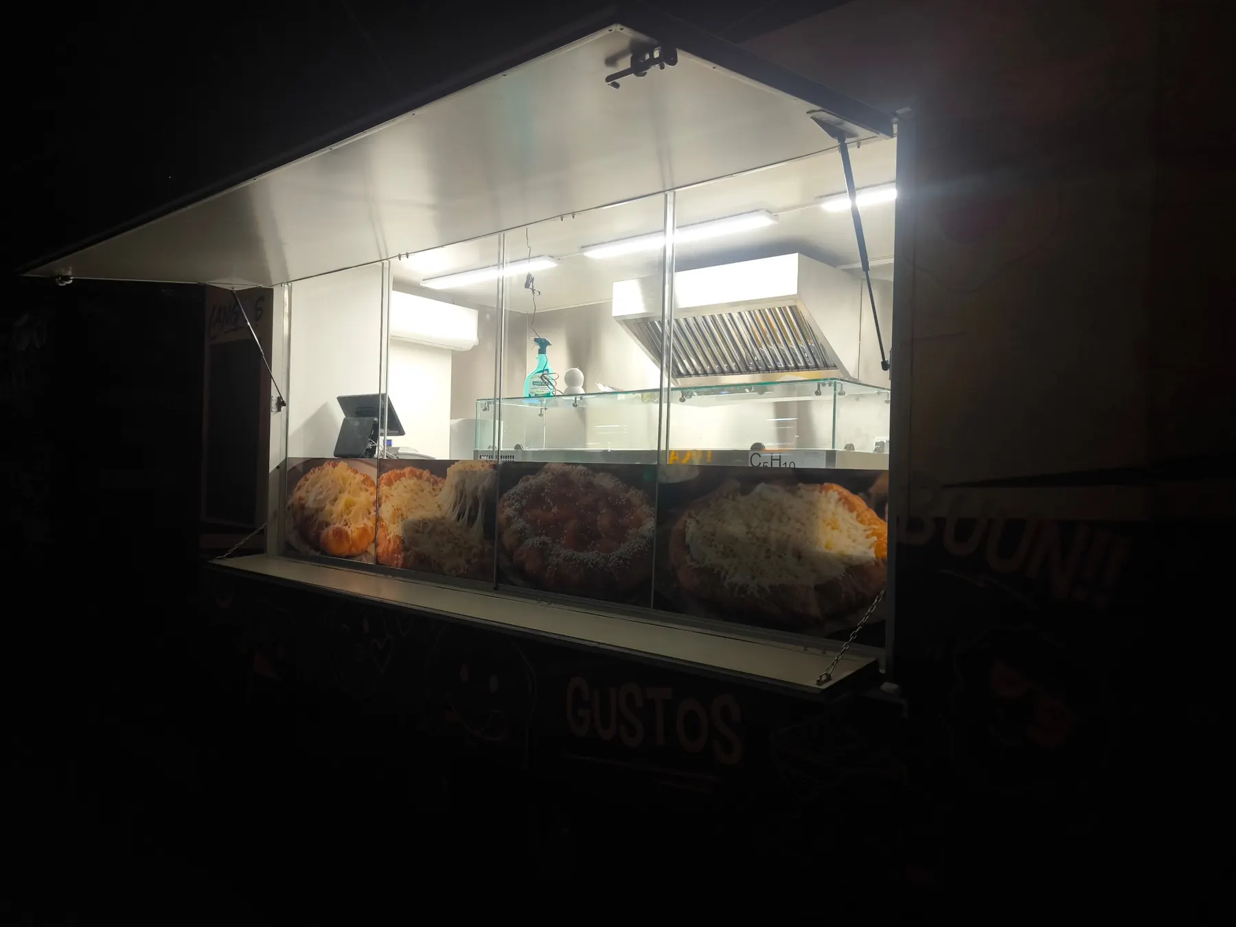 Ghișeul food truck-ului luminat noaptea